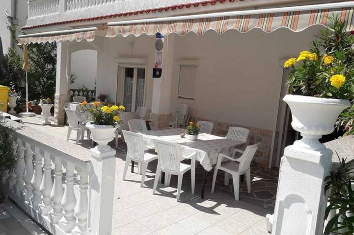 Holiday apartment for 9 people, with pool and garden as well as balcony, with pets - 1