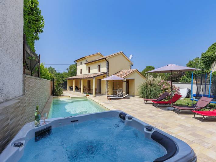 Location de vacances pour 6 personnes, avec terrasse ainsi que jardin et piscine, animaux acceptés à Svetvinčenat - 2