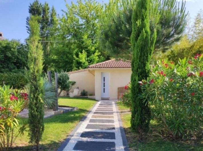 Location de vacances pour 2 personnes, avec piscine ainsi que vue et jardin à Saint-Sulpice-et-Cameyrac - 4