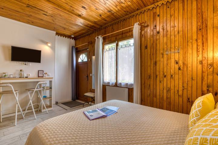 Chambre d'hôtes 'Saints-Peyres' avec terrasse partagée, Wi-Fi in La Salvetat-sur-Agout, Région de Béziers