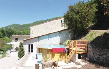 Gîte pour 7 personnes, avec piscine et terrasse à Montjoux