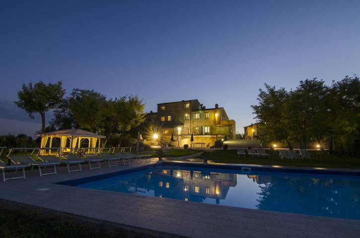 Ferienhaus für 18 Personen, mit Balkon und Terrasse sowie Garten und Ausblick in Fratticciola