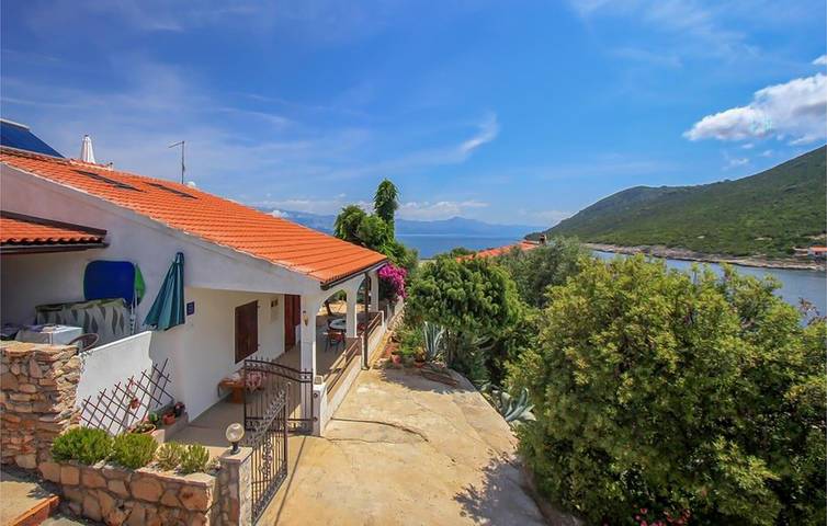 Ganze Ferienwohnung, Gemütliche Wohnung mit Terrasse, WLAN und Parkplatz, 100 m bis zur Küste in Gdinj, Hvar