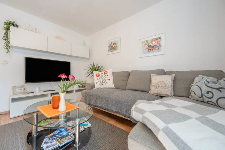 Ganze Wohnung, Ferienwohnung 'Haus Zur Bienenweide' mit Gemeinschaftsterrasse, Balkon und Wi-Fi in Schömberg, Nordschwarzwald