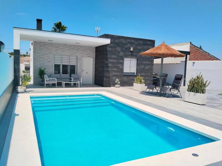 Ferienhaus für 4 Personen, mit Balkon und Terrasse sowie Garten und Pool