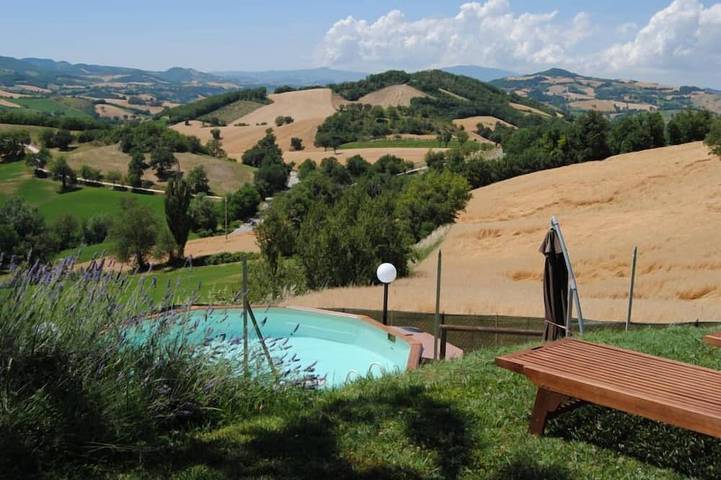 Agriturismo per 3 persone, con giardino e terrazza in Acqualagna