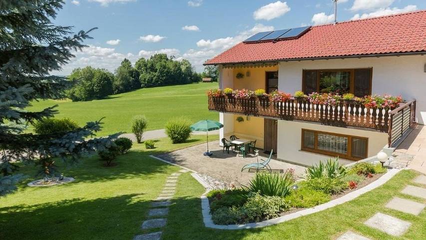 Ferienwohnung für 2 Personen, mit Ausblick und Terrasse sowie Garten, kinderfreundlich in Grünkraut