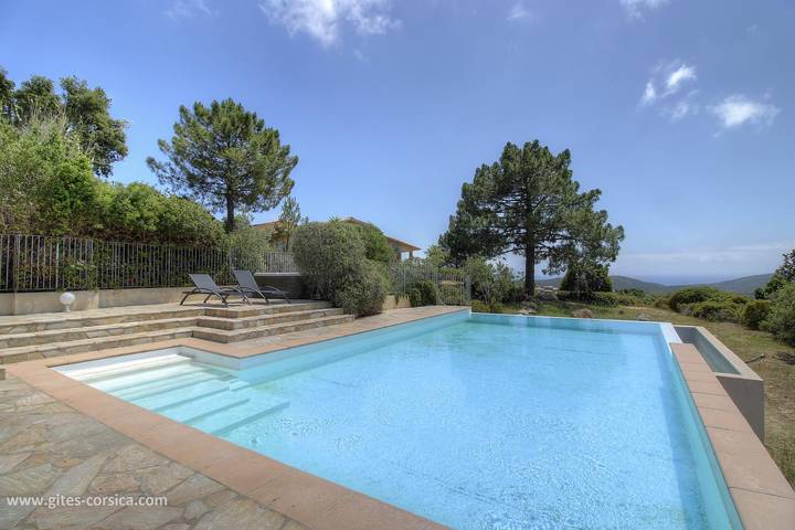 Gîte pour 6 personnes, avec Terrasse ainsi que Piscine et Vue à Monacia-d'Aullène