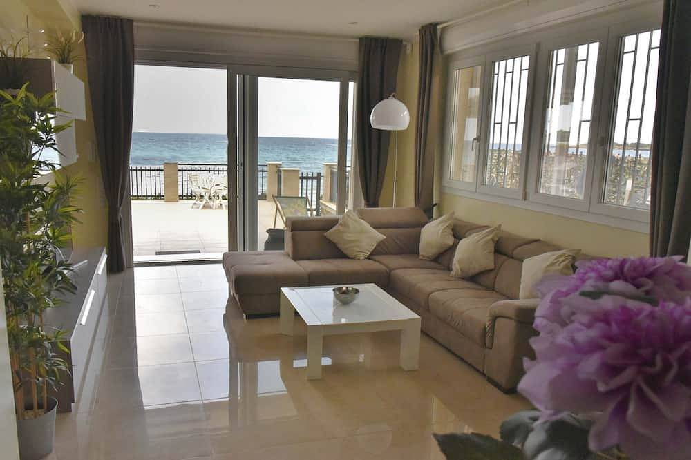 Beach house/villa in Fontane Bianche, Syracuse, directly by the sea with Jacuzzi in Fontane Bianche, Cassibile