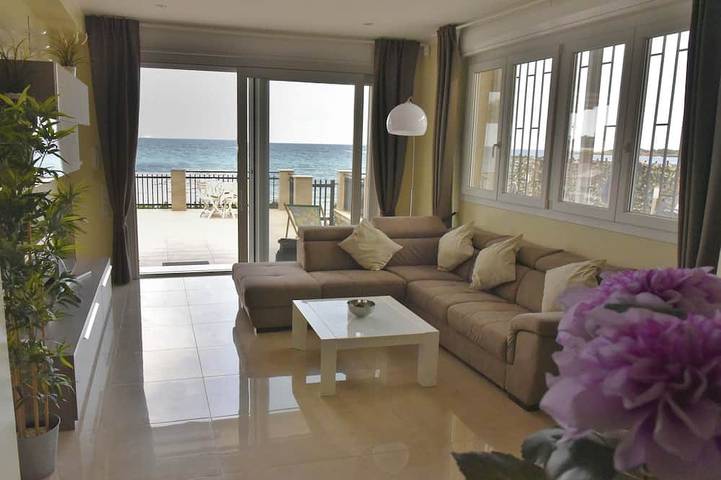 Villa de plage à Fontane Bianche, Syracuse, directement sur la mer avec jacuzzi. in Lido Camomilla, Syracuse