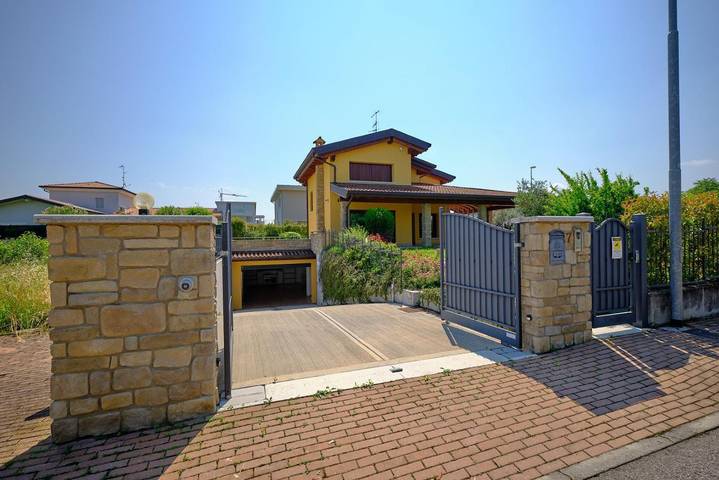 Apartmentsgarda - Villa Leone Salionze in Valeggio sul Mincio, Provincia de Verona