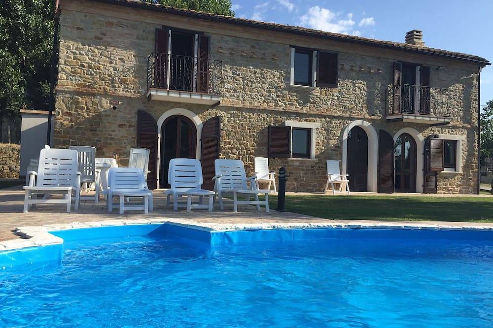 Renovated farmhouse with private swimming pool and spectacular views. in Castiglione Messer Raimondo, Gran Sasso
