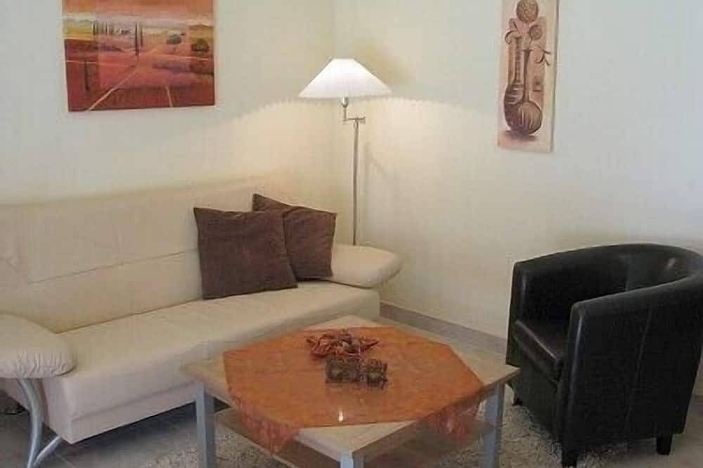 Geheel appartement, Rustig driesterrenappartement op de begane grond. f. 2 pers. met voorstedelijk terras. Dichtbij het centrum u. Lake - Wifi in Titisee, Titisee-Neustadt