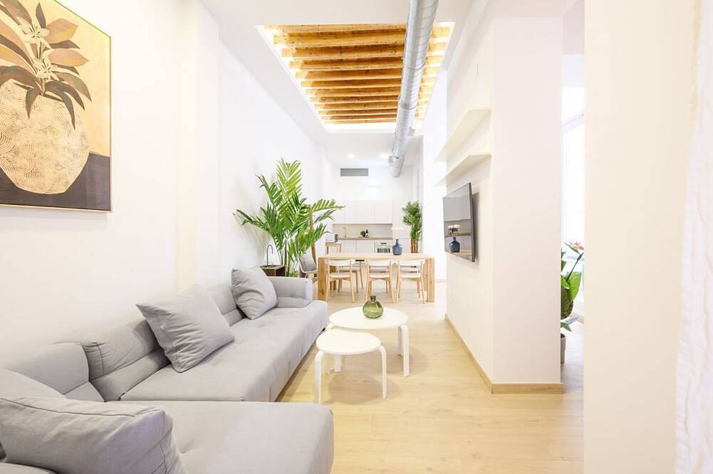 Hel lejlighed, High ceilings and large patio amazing 3 bedroom by 10Tosea in Centro (Málaga), Malaga