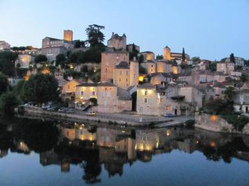 Gîte pour 2 personnes, avec terrasse et vue à Puy-l'Évêque