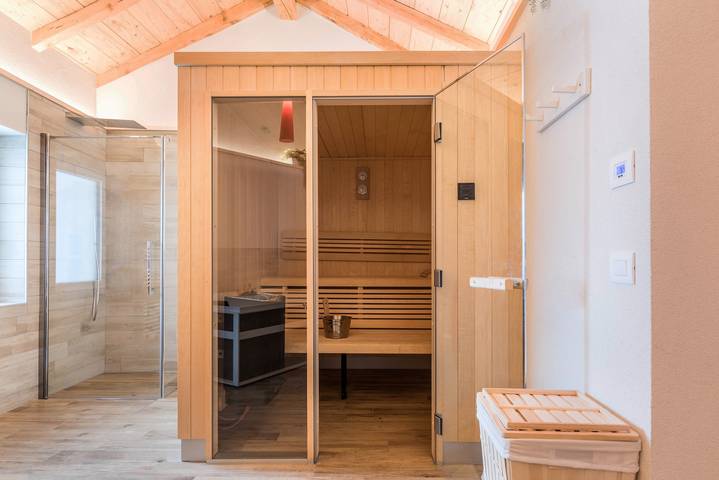Entire apartment, Lovely Apartment “Wellness Lodge Diletta” with Lake View, Balcony, Whirlpool & Sauna in Santa Giuliana, Levico Terme