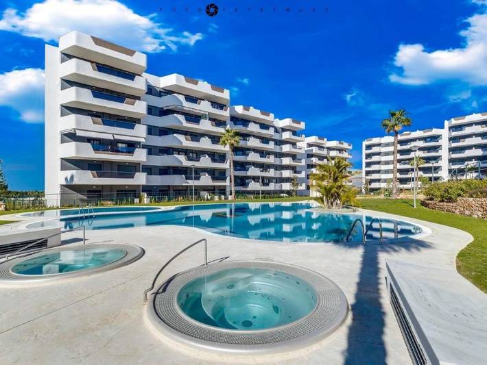 Ferienwohnung für 8 Personen, mit Whirlpool und Terrasse sowie Garten und Kinderpool in Elche