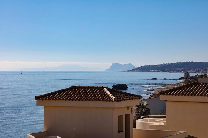 Entire apartment, Apartment 'Bermuda Beach 7' Close to the Beach with Pool, Garden & Wi-Fi in Buenas Noches, Estepona