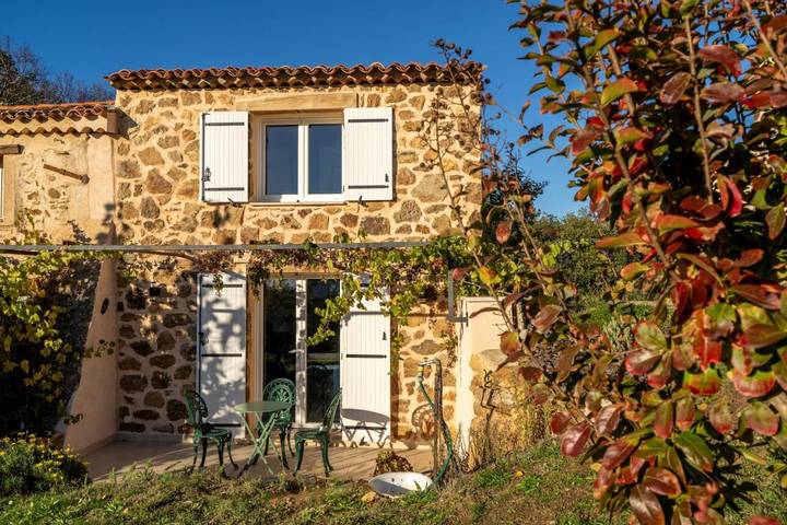 Location de vacances pour 2 personnes, avec Terrasse et Jardin ainsi que Piscine et Vue à Tanneron