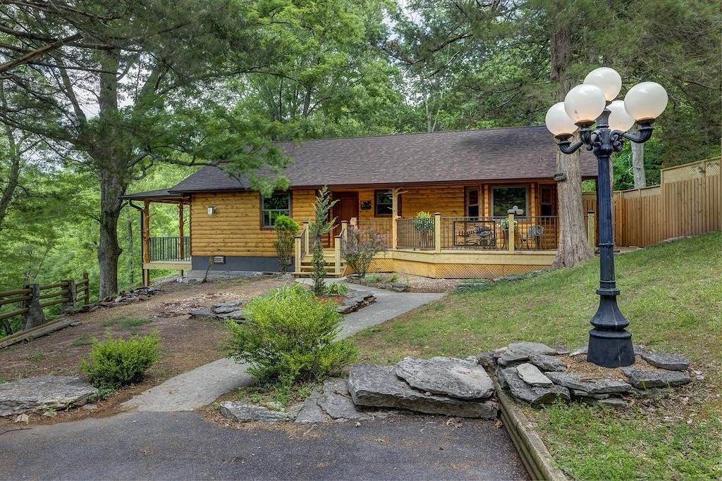 Brand New Waterfront Homestead House mit Whirlpool auf Beaver Lake in Beaver Lake