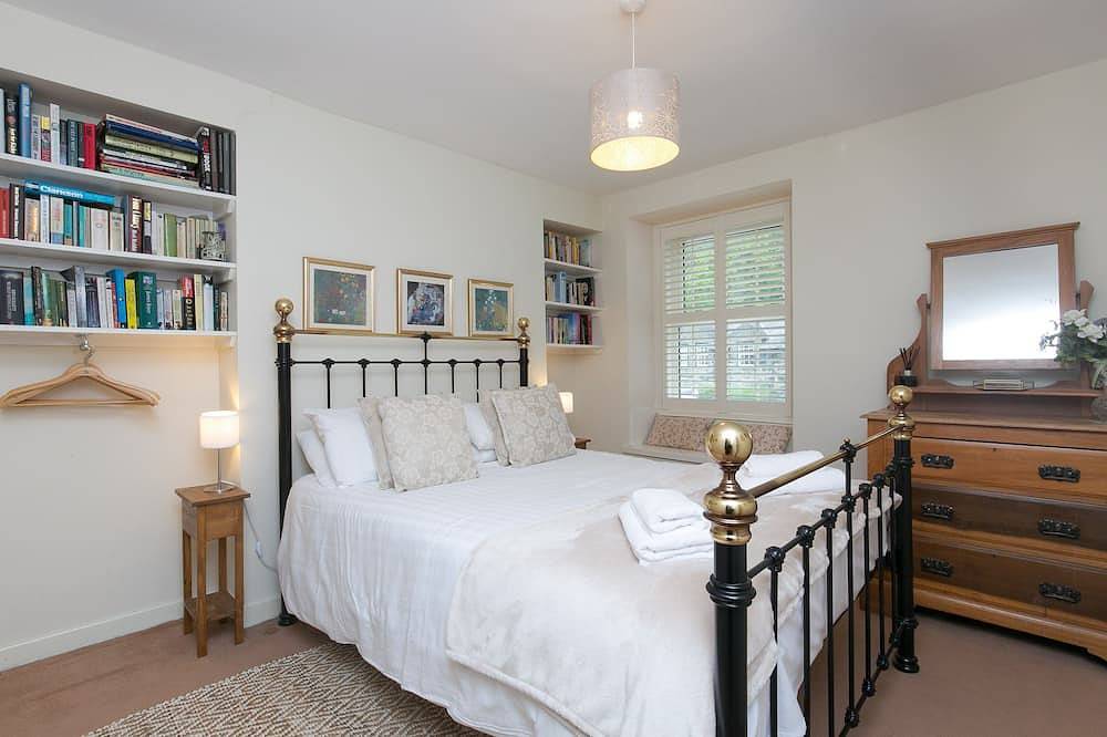Awelon sleeps 10, Hot Tub, Log Burner, private courtyard, Porthmadog, Snowdonia in Porthmadog, Snowdonia