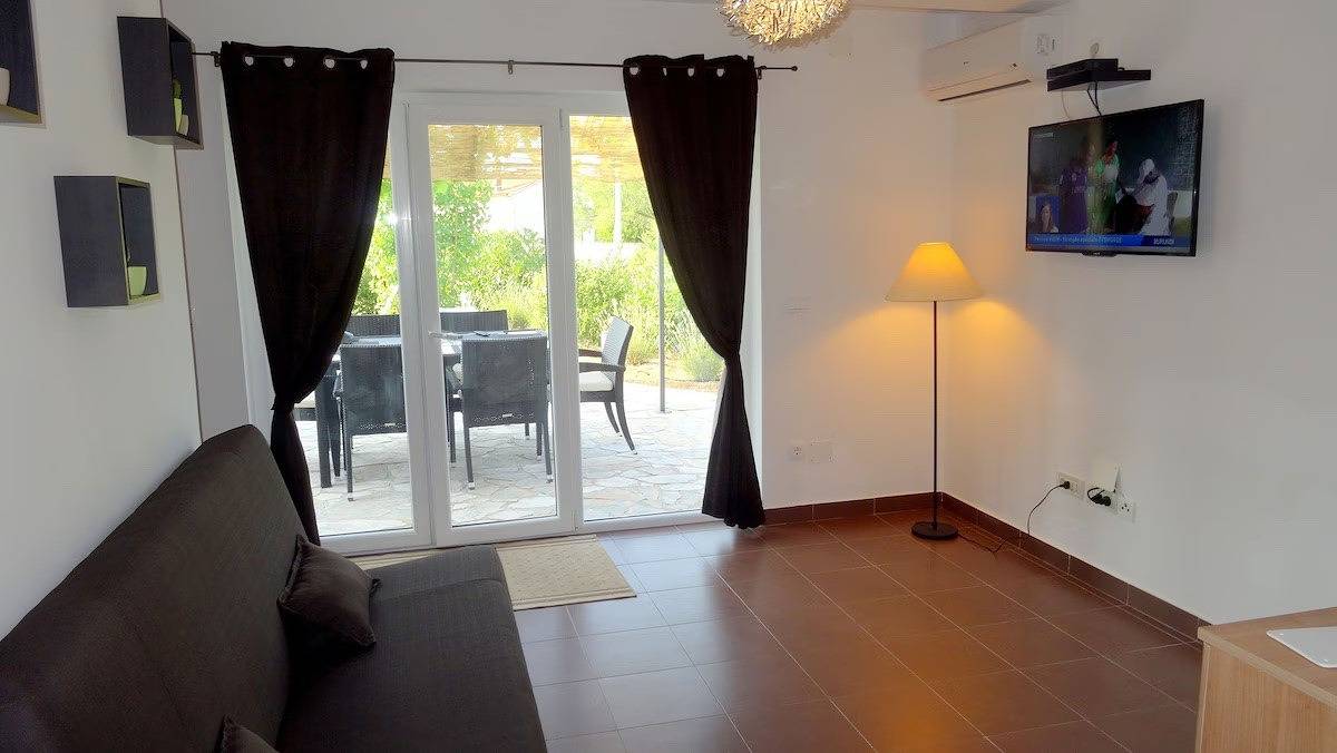 Luxuriöse Villa mit Pool in einer grünen Oase. in Lakmartin, Krk