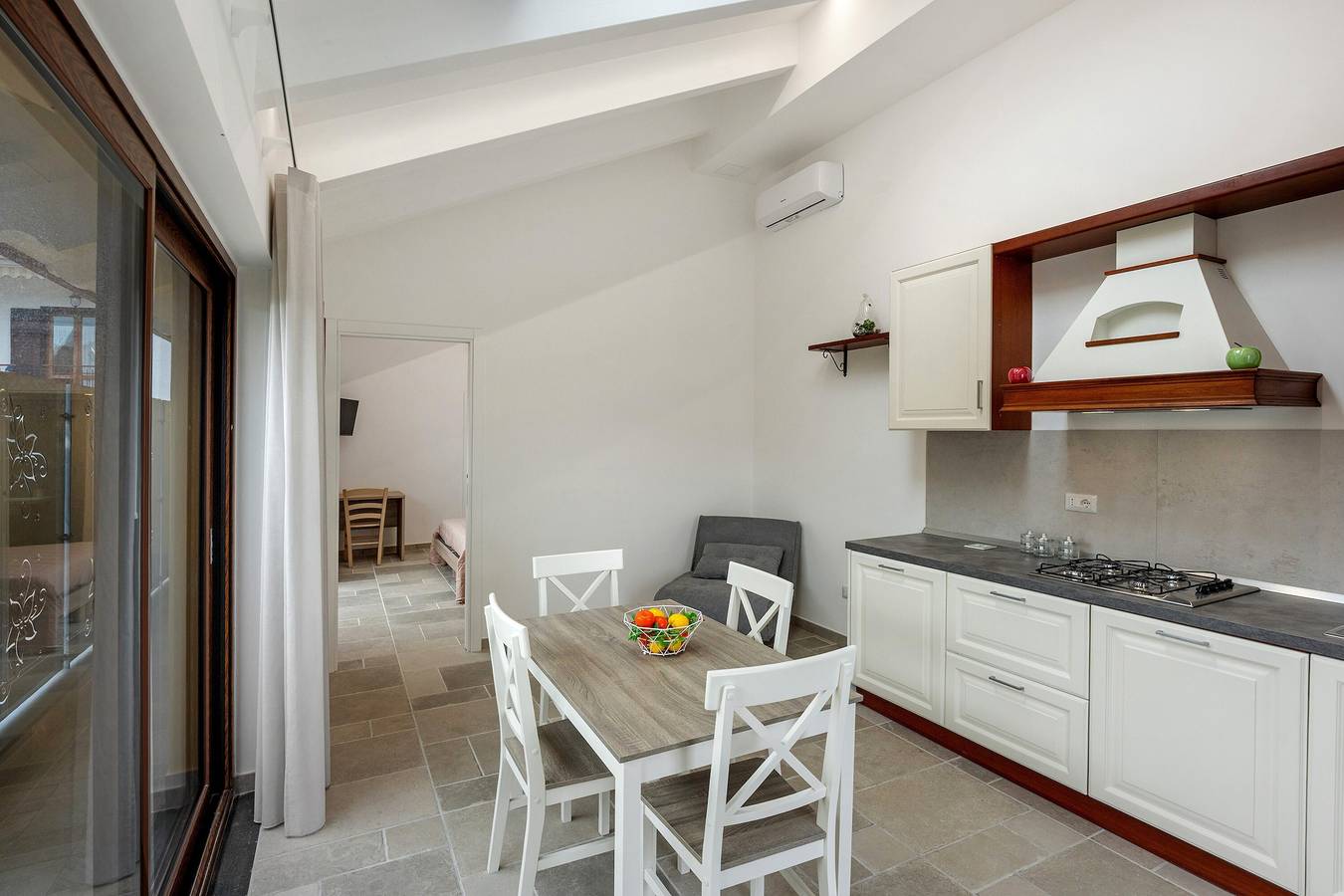 Apartamento entero, Apartamento 'Angelica' con vistas a la montaña, Wi-Fi y aire acondicionado in Pianillo, Agerola