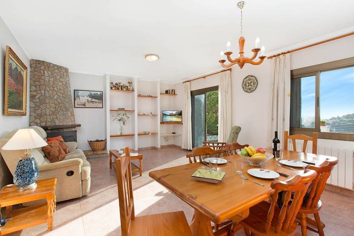 Chalet para 7 personas, con terraza además de piscina y jardín en Selva - 4