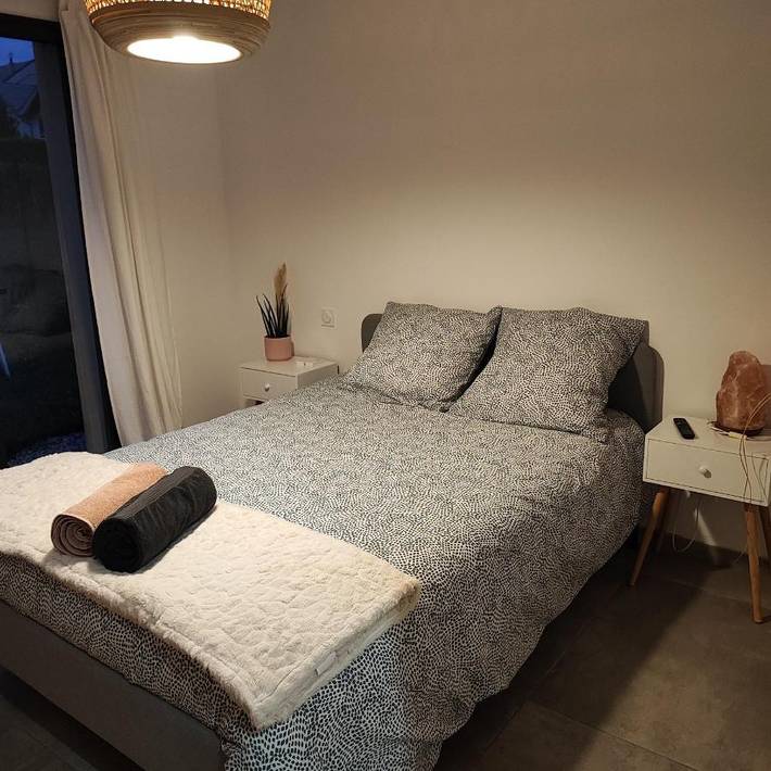 Chambre d’hôte pour 2 personnes, avec Terrasse et Jardin ainsi que Piscine et Vue