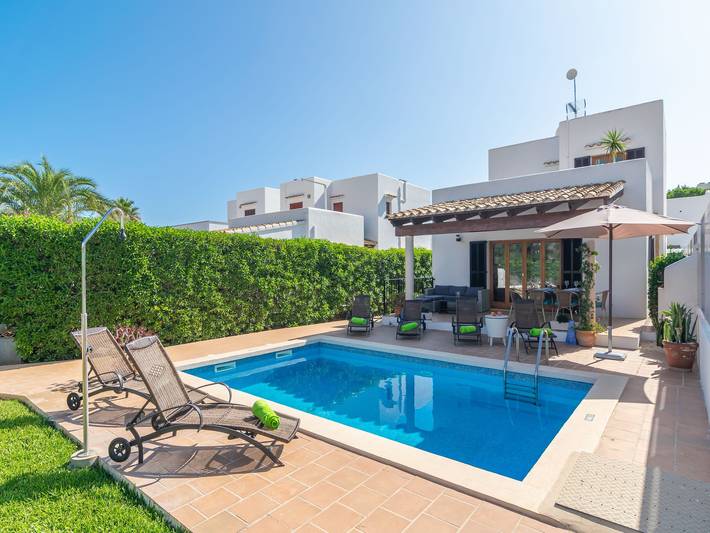Casa de vacaciones para 6 personas, con terraza además de jardín y piscina en Cala Ferrera