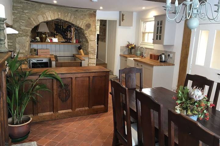 Cottage for 7 people, with garden, with pets in Burford