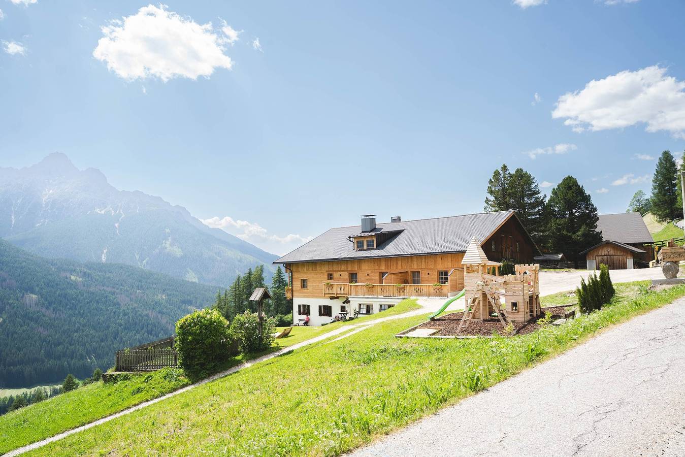 Ganze Wohnung, Ferienwohnung 'Wiese' mit Bergblick, privater Terrasse und Wi-Fi in Sexten, Südtirol