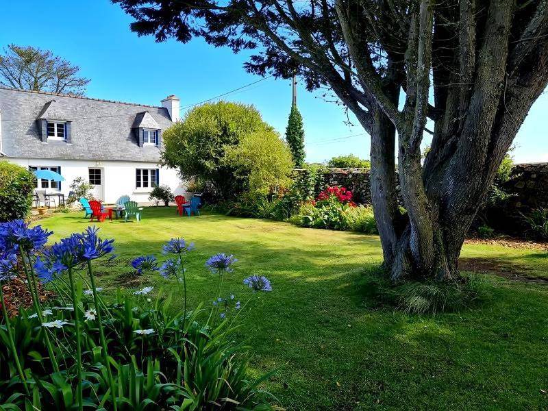 Three-Bedroom House in Saint-Jean-du-Doigt, Ceinture Dorée