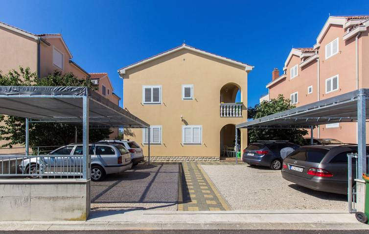 Ganze Ferienwohnung, Gemütliche Ferienwohnung mit Terrasse, in Strandnähe – 2,5 km in Srima, Šibenik-Knin