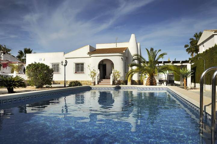 Villa with pool for 8 people, with terrace and garden, with pets in Torrevieja