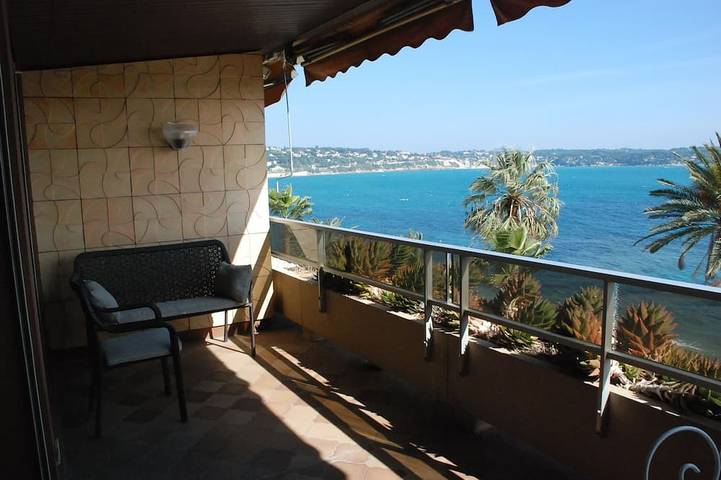 Ganze Wohnung, 2-Zimmer-Apartment, + Terrasse 12 m² - Meerseite, Blick auf den Sandstrand in Bandol, Mittelmeerküste (Frankreich)