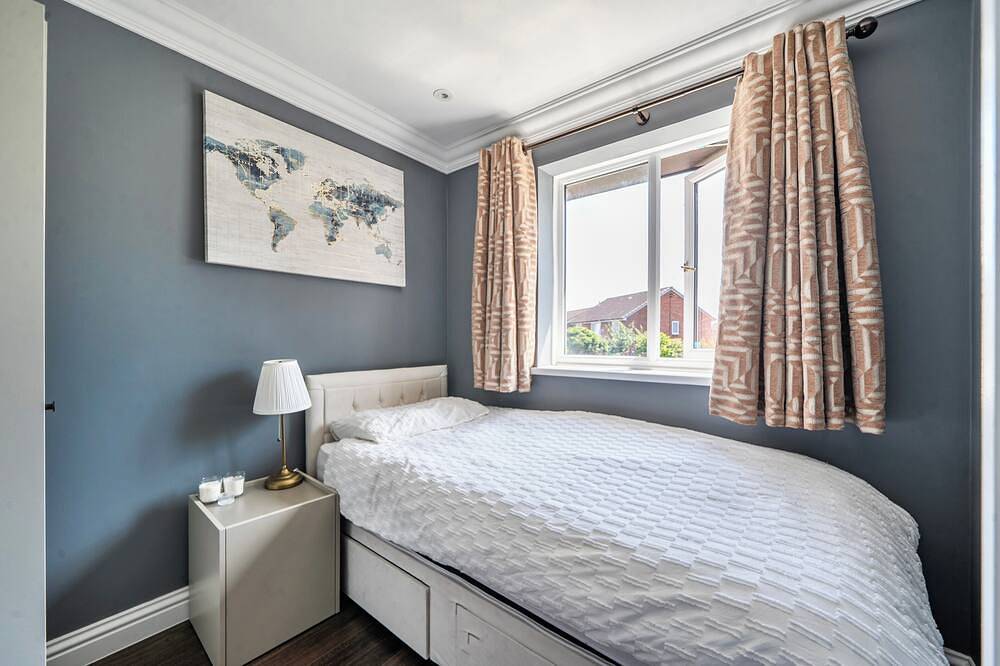 Aylesbury - Sleeps 6 - Parking - Central Location in Aylesbury, Chiltern Hills