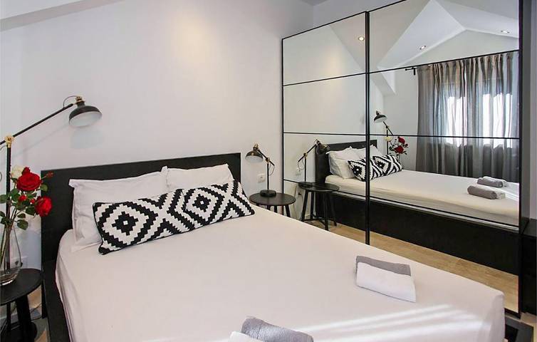 Appartement de vacances entier, Appartement confortable avec vue sur la mer, Wi-Fi, climatisation et terrasse, près de la plage in Supetar, Brac