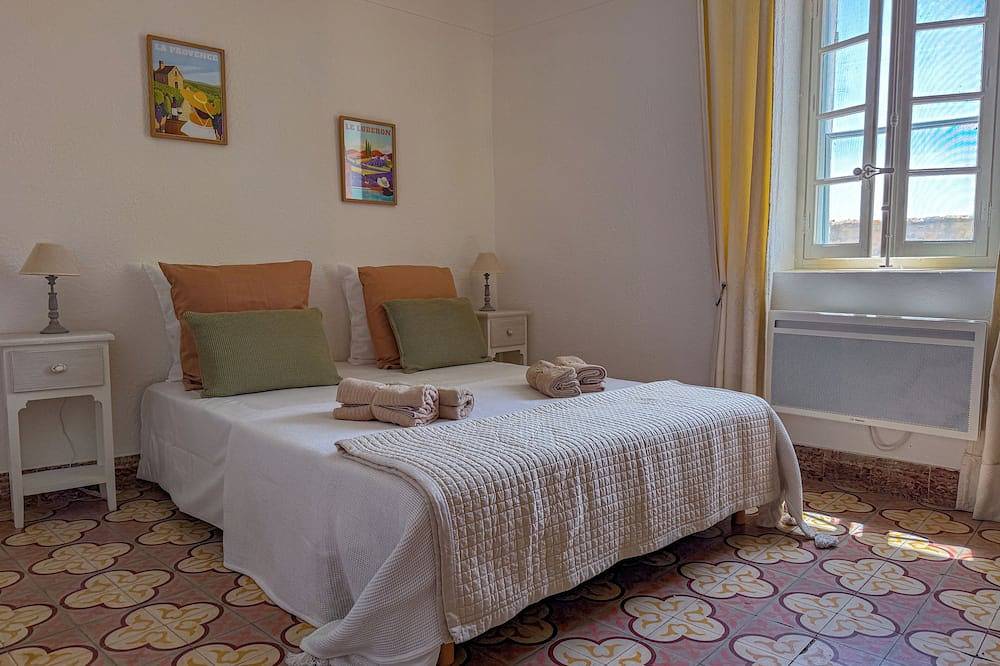 Village house with panoramic view near Gordes in Joucas, Regionaler Naturpark Luberon