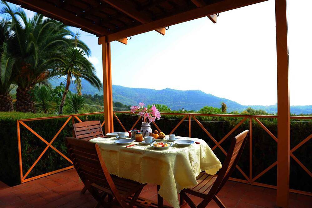 Entire apartment, Holiday apartment amidst Mediterranean nature with barbecue in Centola, Cilento