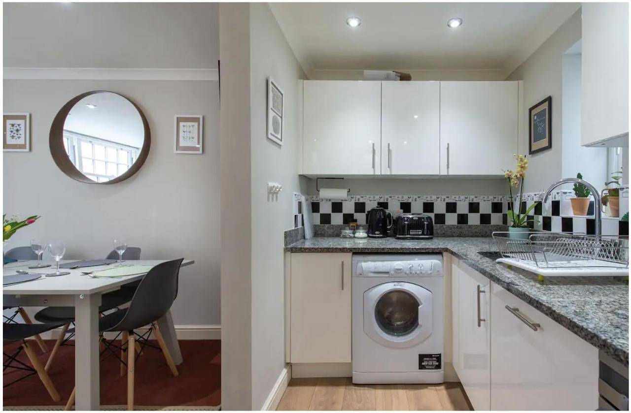 Wells City Centre, Quiet Mews House, sleeps 6 in Wells, Somerset