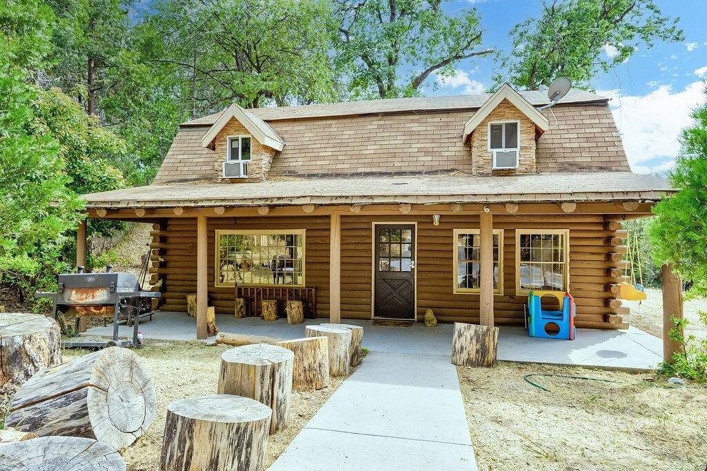 Rustikales Ponderosa Blockhaus in Yosemite Forks, Madera County