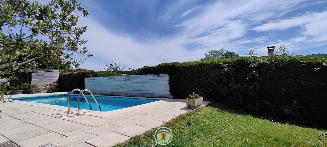 Gîte pour 2 personnes, avec Terrasse ainsi que Jardin et Piscine