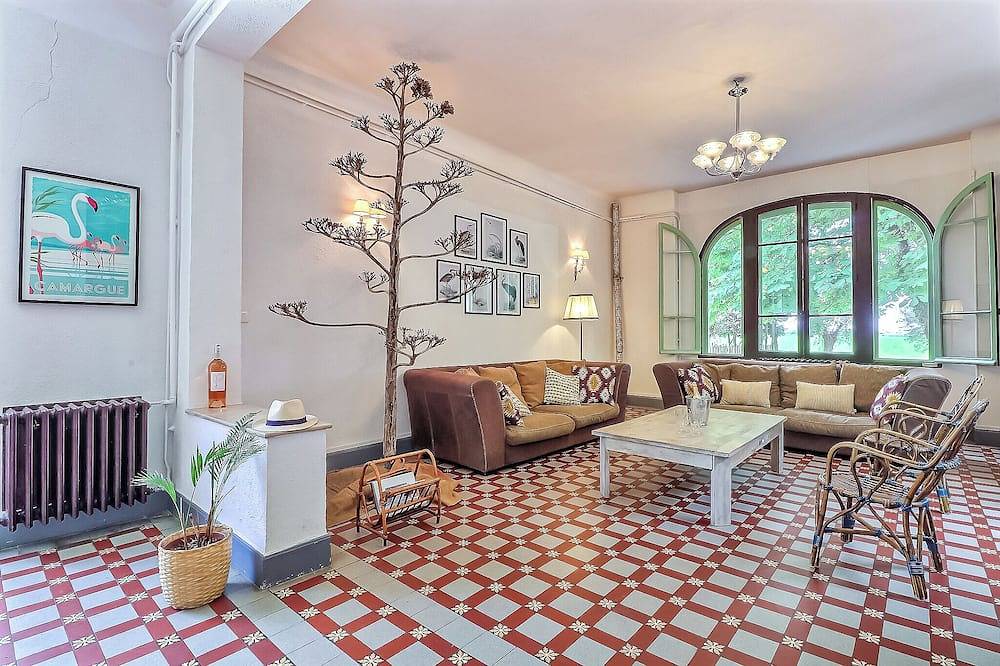 Superb Maison de Maître *** in Provence with infinity poolxxl and bicycles in Beaucaire, Nimes region