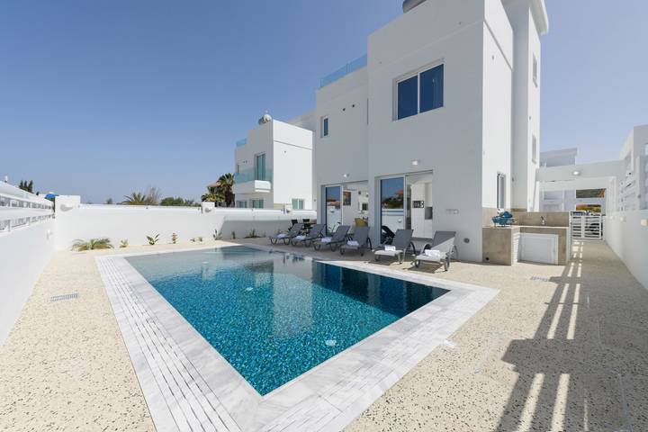 Villa for 6 personer, med terrasse og hage på Kypros