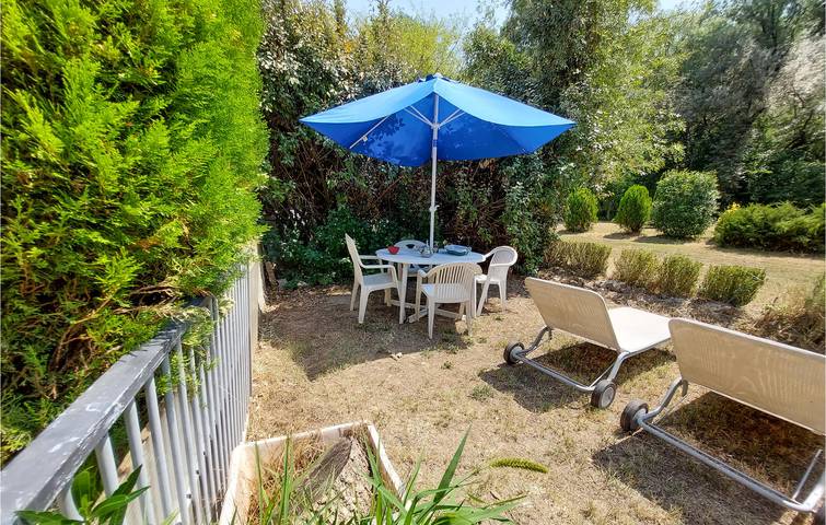 Charming 2BR Apartment with Parking, AC & TV Near Salernes in Salernes, Draguignan region