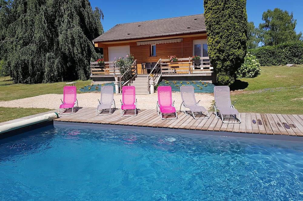 Chalet privé classé 4* piscine chauffée, au Lac de Miel in Beynat, Région de Brive-la-Gaillarde