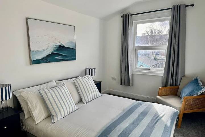 Stylish 2-Bed Home with Garden in Exeter, Devon