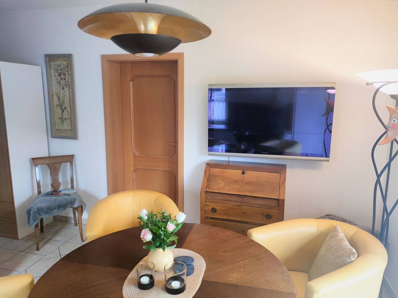 Ganze Ferienwohnung, F-1064 Rhododendronblüte - Ferienwohnung Rhododendronblüte F-1064 Wohnung 01 in Lietzow, Bergen auf Rügen und Umgebung