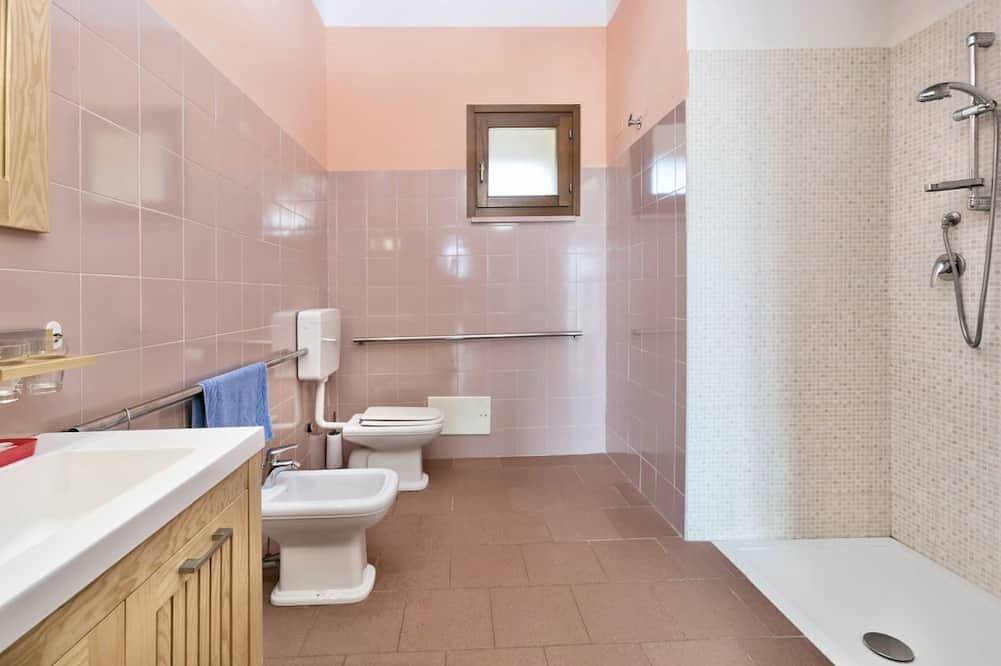 Ganze Wohnung, Nice apartment on the ground floor with sea view of about 45 m2 equipped with air conditioning and wi fi connection, composed of a living room with equipped kitchenette, fridge and flat-screen television.It can be on one level or with a mezzaninea double in Bosa Marina, Planargia
